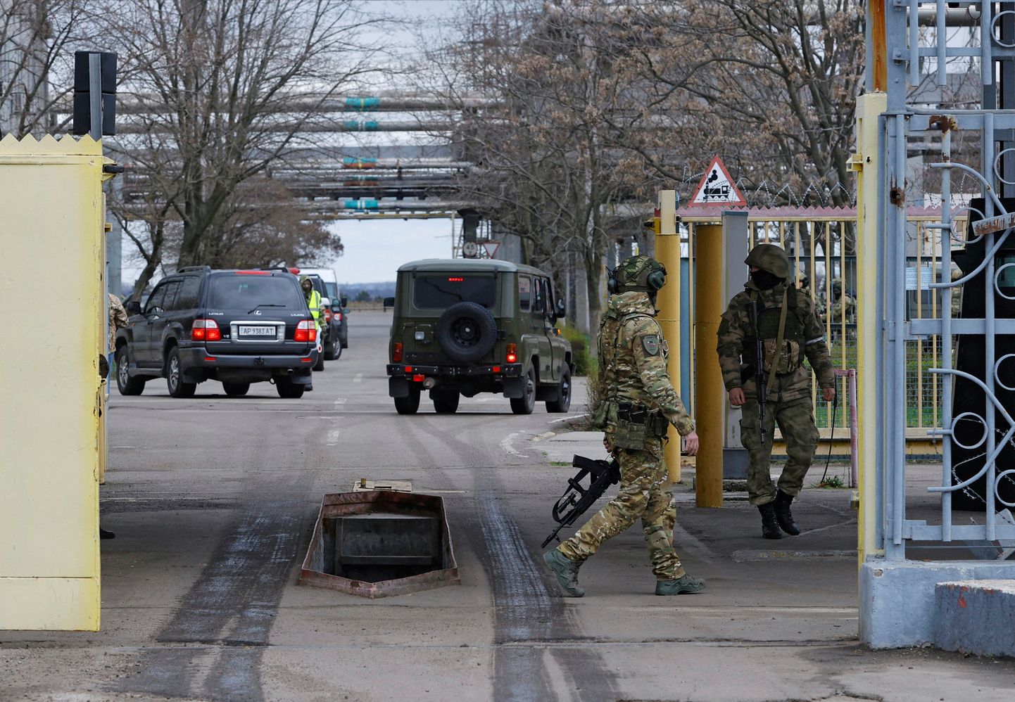 Vene sõdurid valvad märtsis Zaporižžja tuumajaama sissepääsu