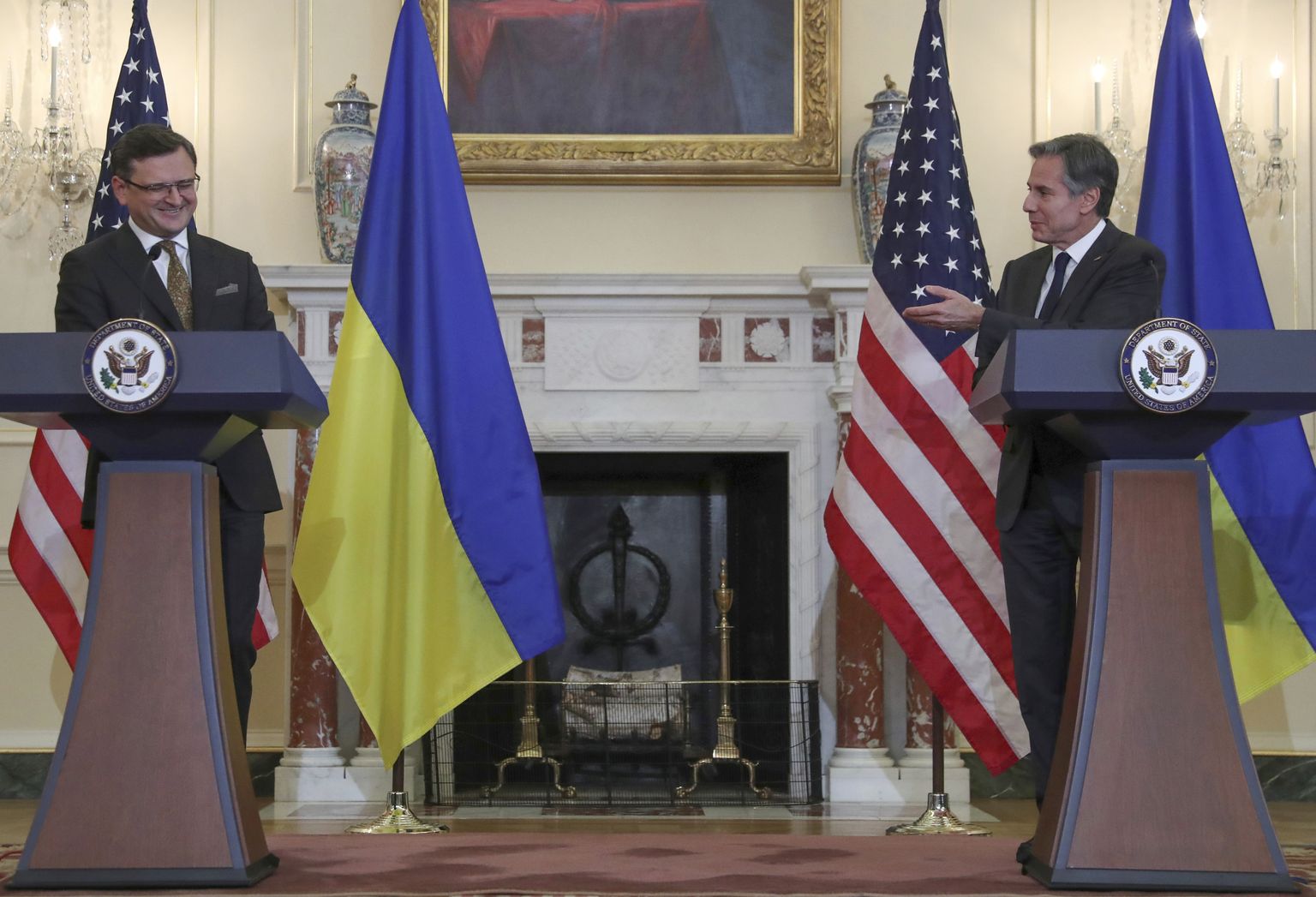 USA välisminister Antony Blinken (paremal) ja tema Ukraina kolleeg Dmõtro Kuleba pressikonverentsil.