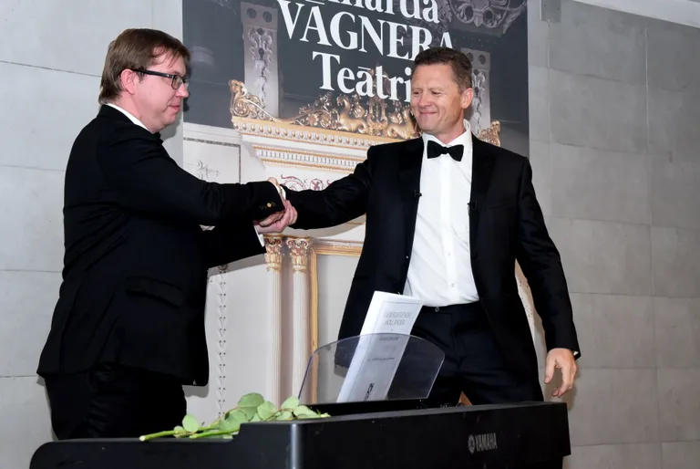 Pianists Mārtiņš Zilberts un basbaritons Egils Siliņš ar Holandieša monologu no Riharda Vāgnera operas "Klīstošais holandietis" gājēju tunelī pie tirdzniecības centra "Stockmann" piedalījās zibakcijā, lai pievērstu sabiedrības un lēmējvaras uzmanību Vāgnera nama pagaidām neskaidrajai nākotnei. 2018. gada 22. maijs.