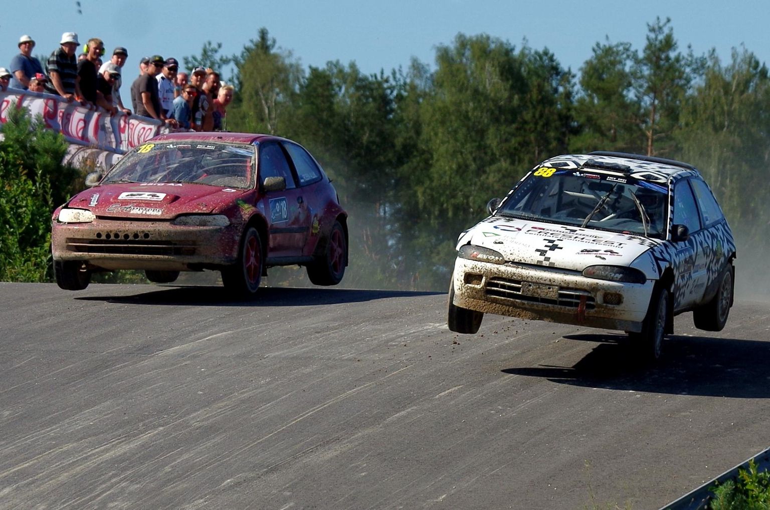 Kaks Allik Racingu klubi sõitjat võistlustules: Robin Allik (vasakul) ja Kevin Allik (paremal).