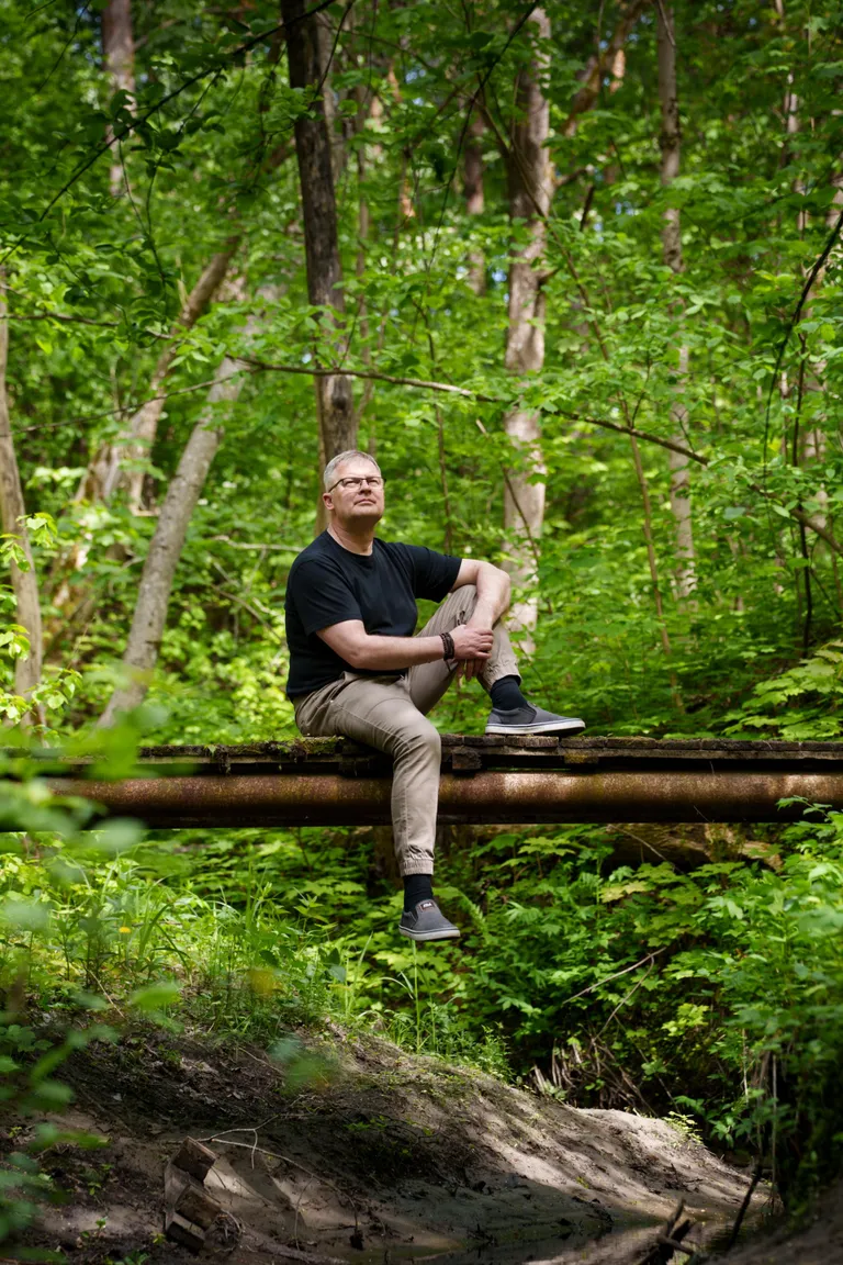 Urmas Luigele meeldib väga looduses. Kuna ta on pildistanud juba pea pool sajandit, jätab ta metsa minnes sageli kaamera maha.