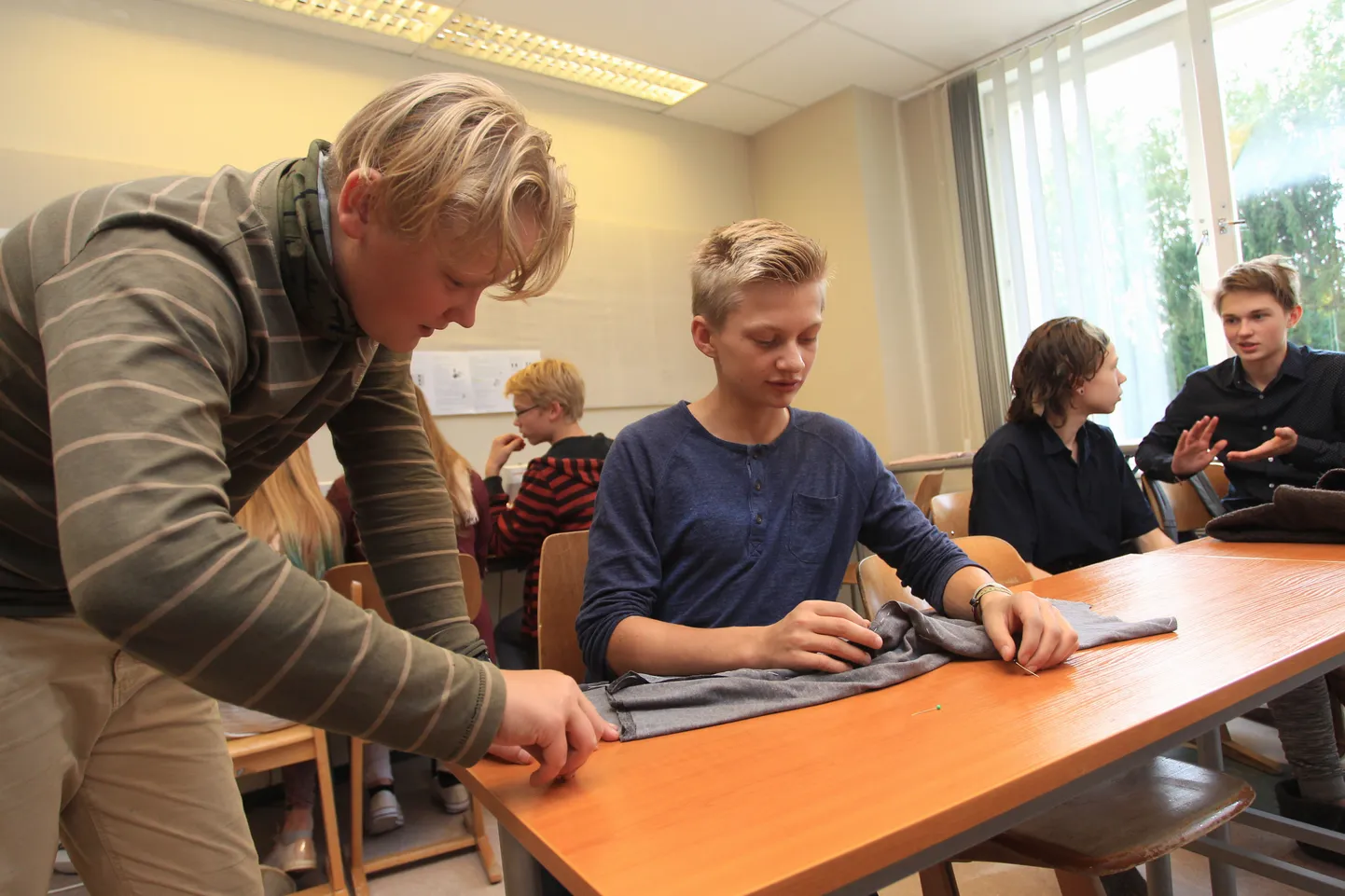 8. klassis käiv Erlend Suursepp (vasakul) on juba niivõrd osav, et andis käsitöötunnis klassivend Ats Aavakivile näpunäiteid pikkade varrukatega pluusi õmblemiseks.