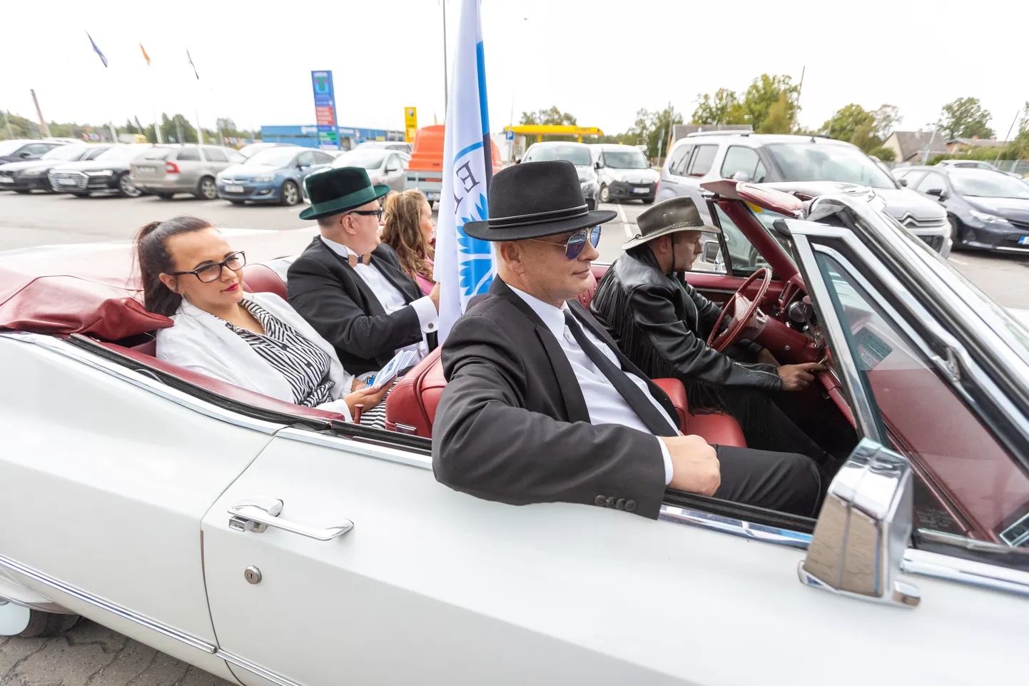 Viimastel kohalike omavalitsuste valimistel sõitis Kalle Grünthal Paide raekotta Eesti Konservatiivse Rahvaerakonna valimisnimekirja esitama uhke autoga, millel lehvis suur EKRE lipp. Nüüd loobus ta oma kohast volikogus.