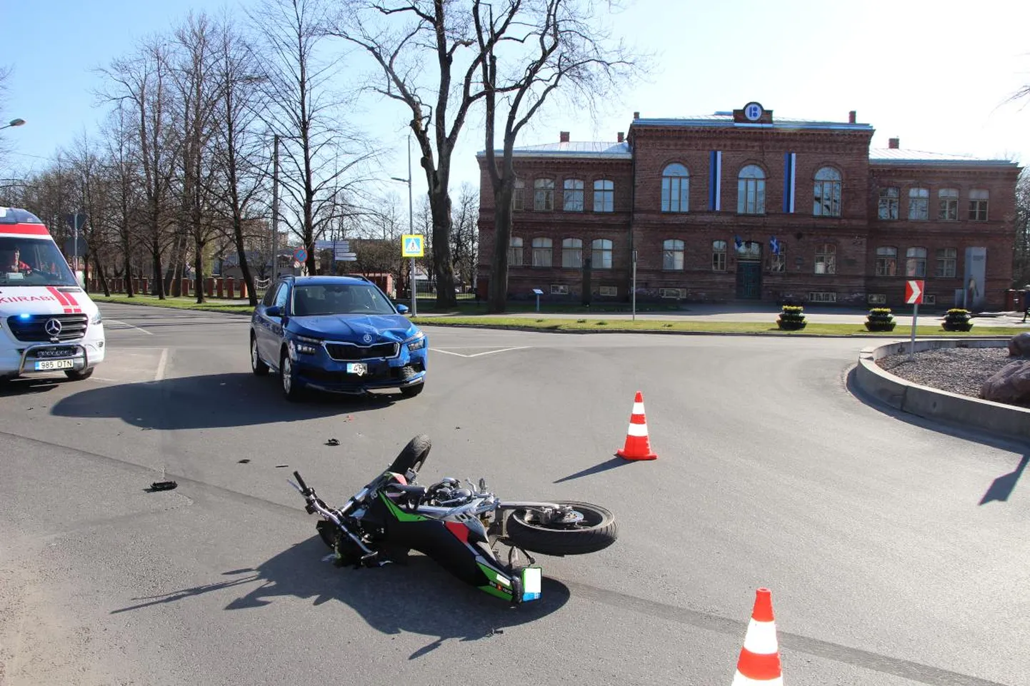 Aia ja Karja tänavate ringristmikul põrkasid kokku sõiduauto Škoda Kamiq ja mootorratas Aprilia.