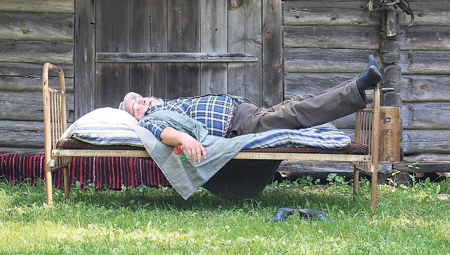 Tänavuse lavastuse peaosatäitja Kalju Metsoja lebab originaalriidest madratsikotil, mis on täidetud heinaga.