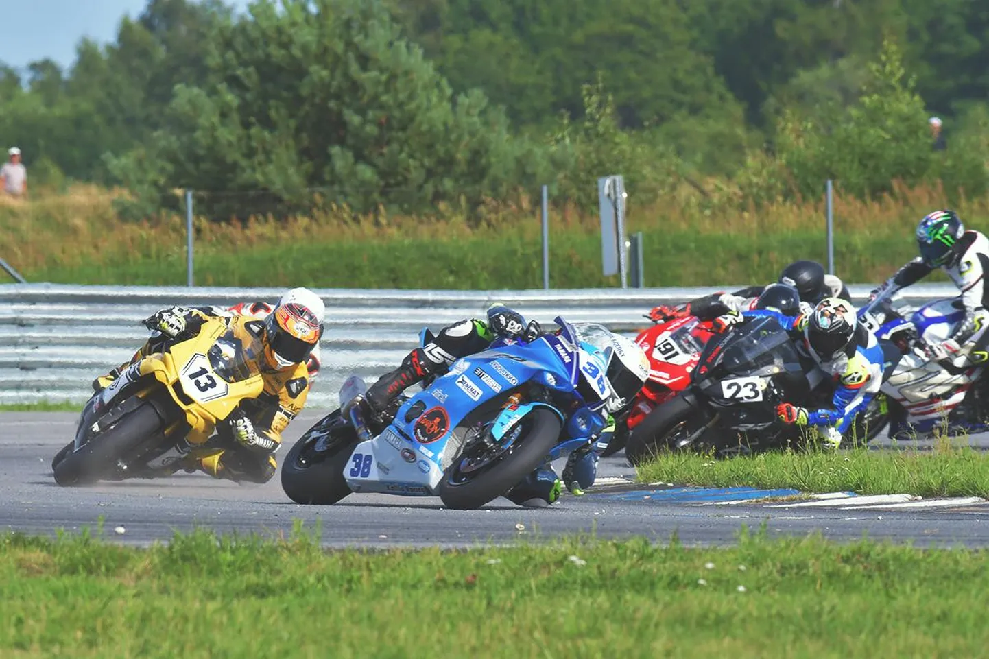 Soome ringrajaäss Ville Valtonen (nr 13) kihutas Pärnus Superbike-klassis esimese auhinna vääriliselt.