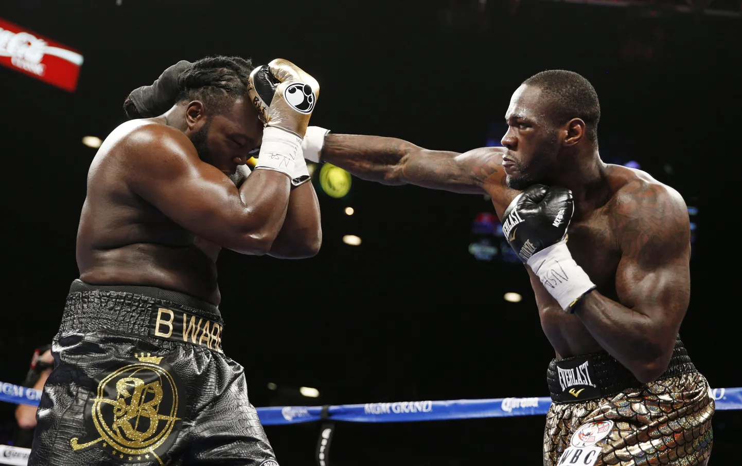 Deontay Wilder (kuldsetes pükstes) tõusis läinud ööl WBC troonile, kui ta alistas Las Vegases punktidega senise tiitliomaniku Bermane Stiverne Kanadast.