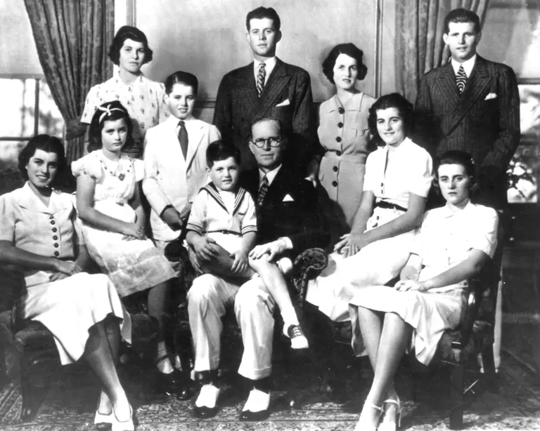 Kennedy perekond 1938. Joseph ja Rose Kennedy oma üheksa lapsega New Yorgis Bronxville'is. Vasakult istuvad: Eunice, Jean, Edward (isa süles), Joseph Kennedy, Patricia ja Kathleen. Seisavad: Rosemary, Robert, John, Rose Kennedy ja Joseph Jr. Joseph Jr hukkus Teises maailmasõjas. Kathleen kaotas 1948 elu lennuõnnetuses