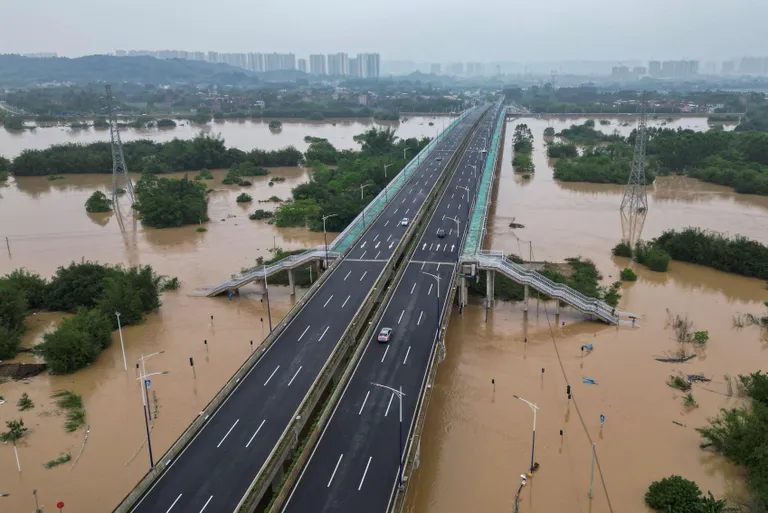 На снимке с дрона показаны дороги, затопленные паводковыми водами после сильного дождя в Цинъюане