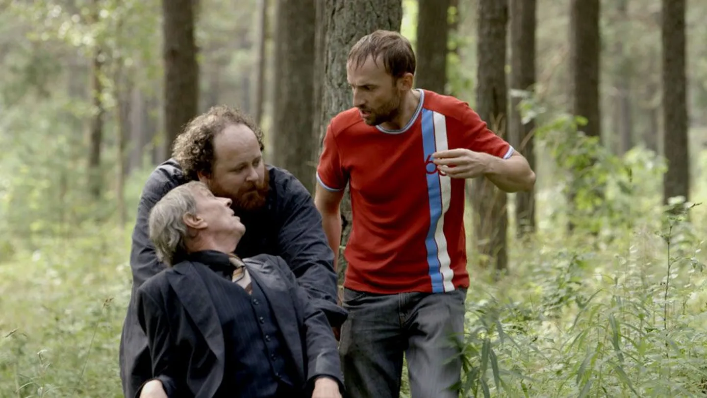 «Tupiktänava meeste» peategelased Artur (Jaan Pehk) ja Raul (Märt Avandi) koos Arturi äia Vikiga (Aleksander Eelmaa).