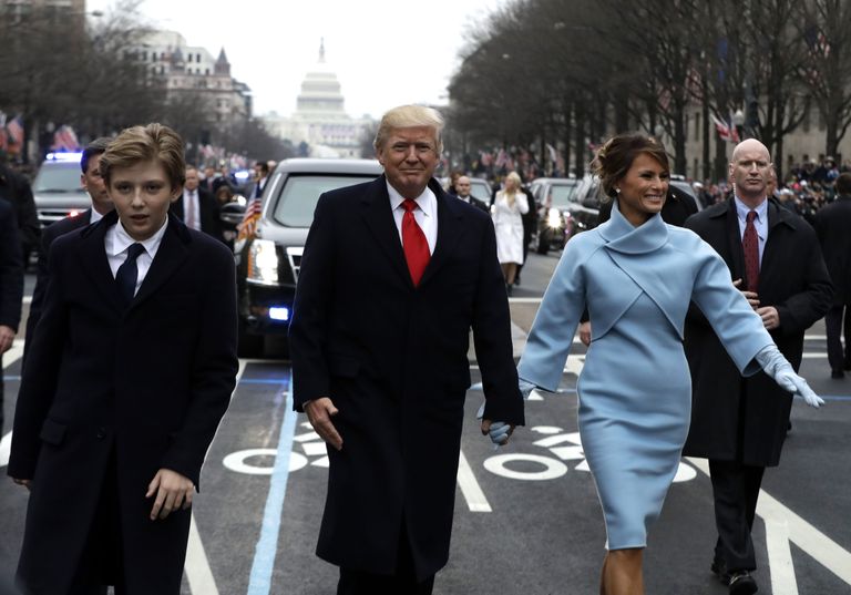 Donald, Melania ja Barron Trump koos ihukaitsjatega. Spekulatsiooni tekitas kiilas ihukaitsja
