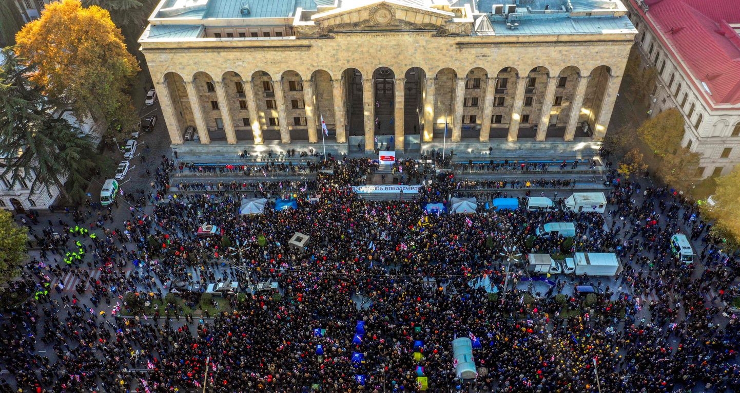 Protesti Nemieri Gruzijā pie parlamenta ēkas, pieprasot pirmstermiņa vēlēšanas.