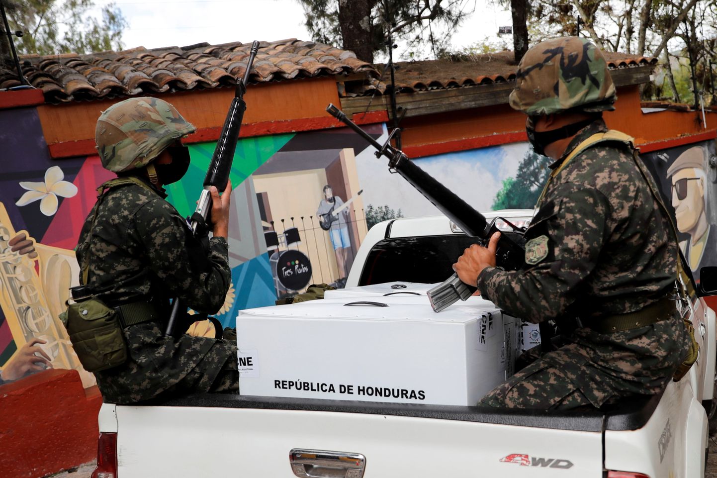 Ettevalmistused valimisteks Hondurases. Relvastatud sõjaväelased valvamas valimiskaste Santa Lucias.