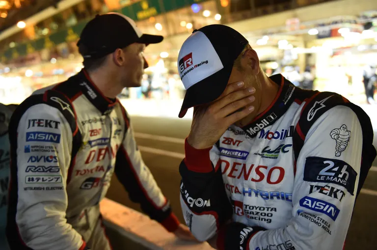 Kamui Kobayashi tiimikaaslaste Stephane Sarrazini (paremal) ja Mike Conway suur pettumus - võit libises jälle käest. FOTO: JEAN-FRANCOIS MONIER/AFP/SCANPIX