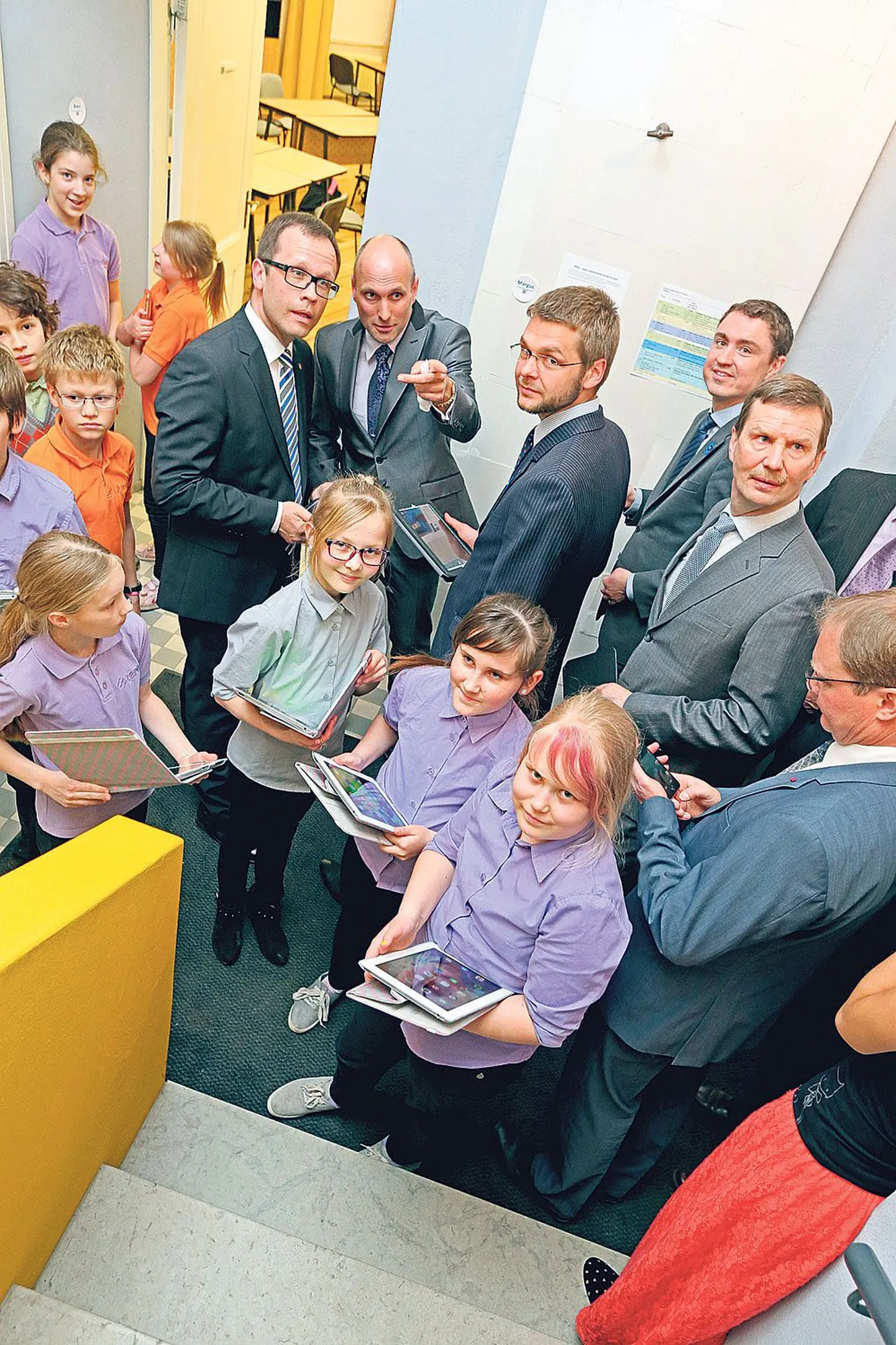 Tehnoloogiahariduse professor Margus Pedaste (pildil linnapea Urmas Klaasi ja haridusminister Jevgeni Ossinovski vahel, pildil veel peaminister Taavi Rõivas ja ülikooli rektor Volli Kalm).