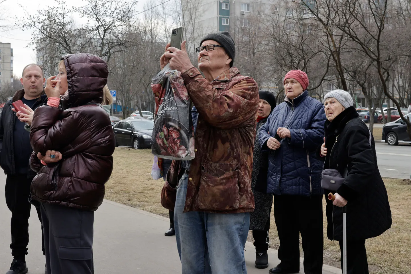 Kohalikud pärast varahommikust droonirünnakut Moskva eeslinnas.