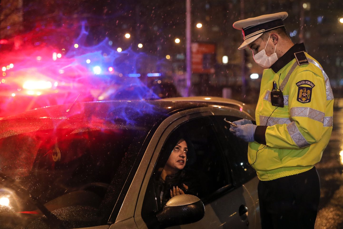 Rumeenia politseinik Bukarestis autojuhti kontrollimas.