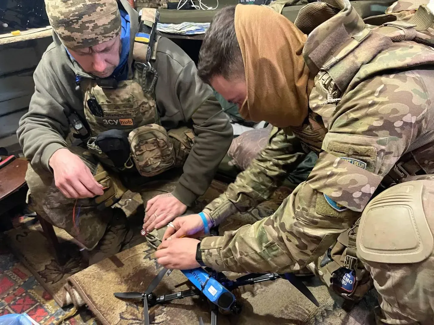 Украинский пилот дрона с позывным Санд (справа) в бункере своей дроновой команды под Покровском.
