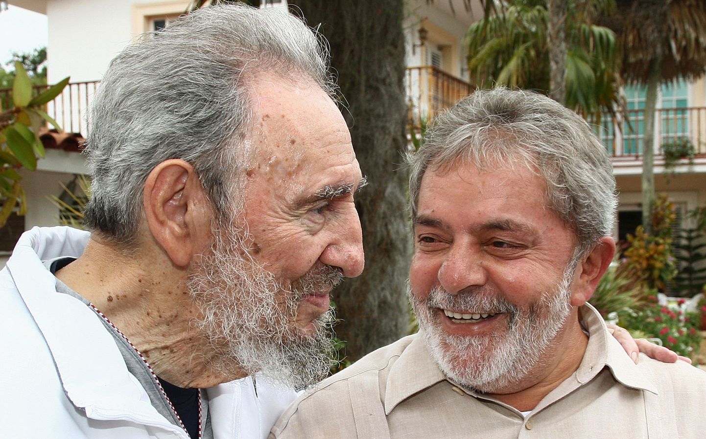 Brasiilia president Luiz Inacio Lula da Silva (paremal) ja Fidel Castro 24. veebruaril Havannas