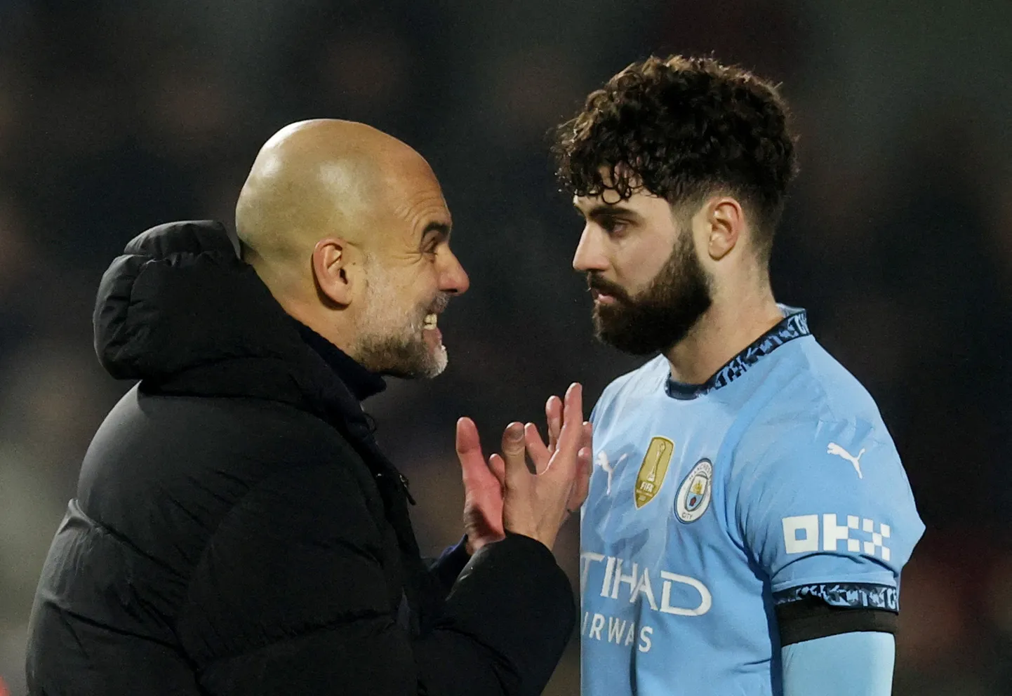 Manchester City peatreener Pep Guardiola (vasakul) pragamas pärast mängu keskkaitsja Joško Gvardioliga. Rohkem tähelepanu köitis aga, kuidas Guardiola käitus kummaliselt väravavaht Stefan Ortega Morenoga.