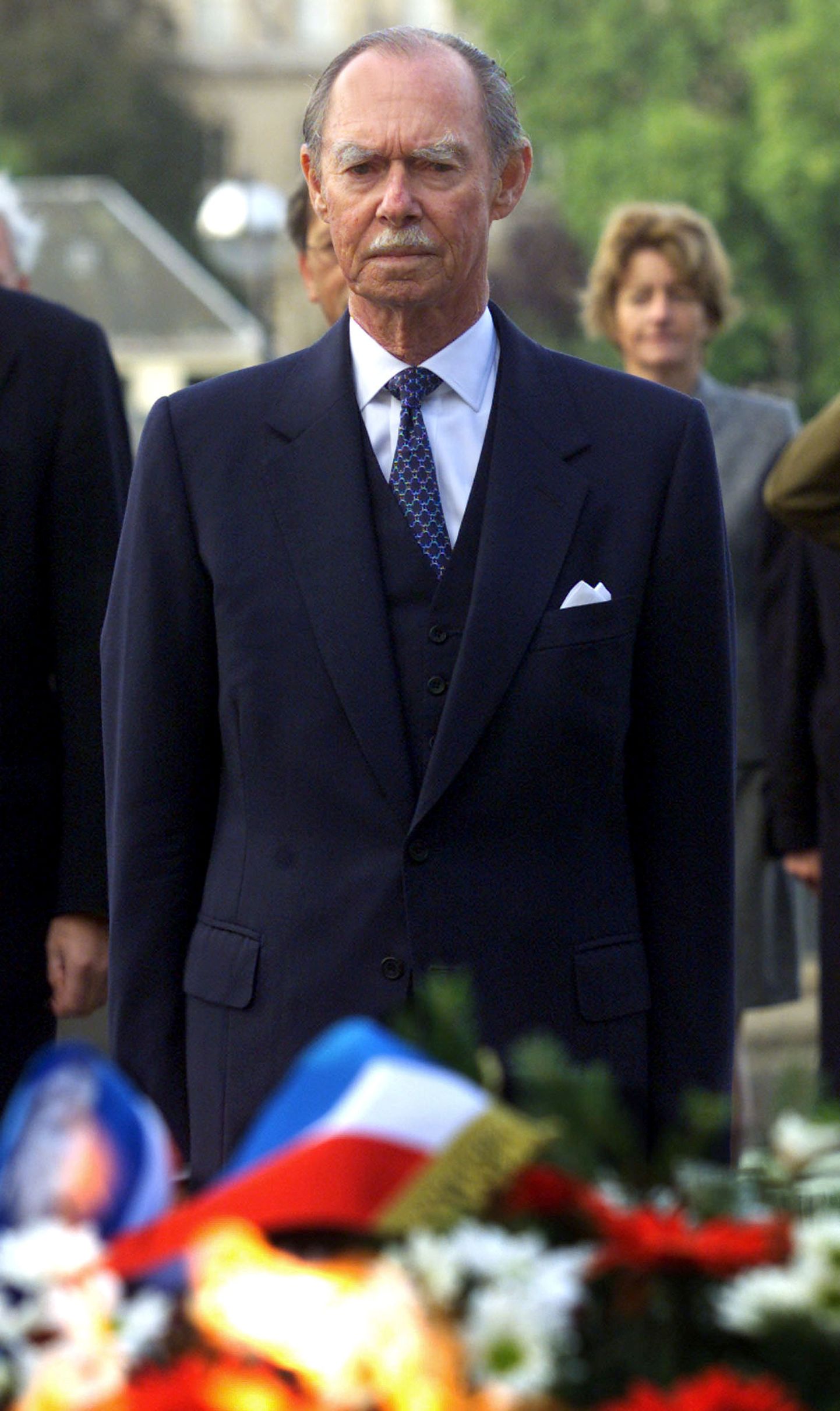 Toonane Luksemburgi suurhertsog Jean 1999. aasta oktoobris pealinnas Luxembourg'is riikliku memoriaali juures.