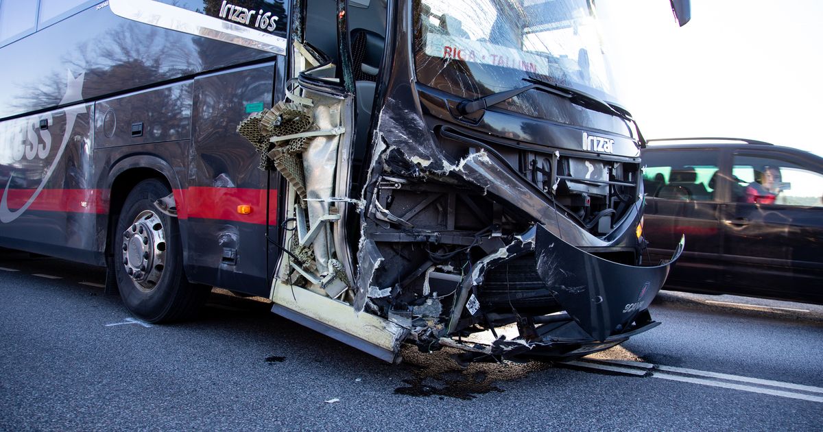 Pildid: Reius põrkasid kokku sõiduauto ja liinibuss