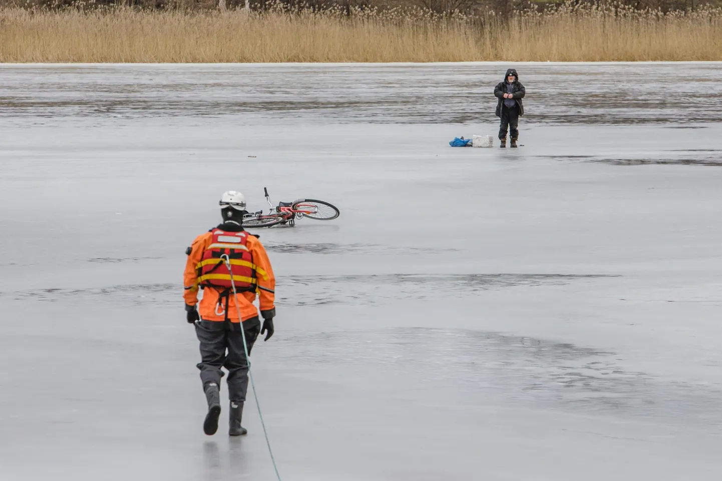 Päästja õhukesele jääle läinud kalameest ära kutsumas. Foto on illustratiivne.