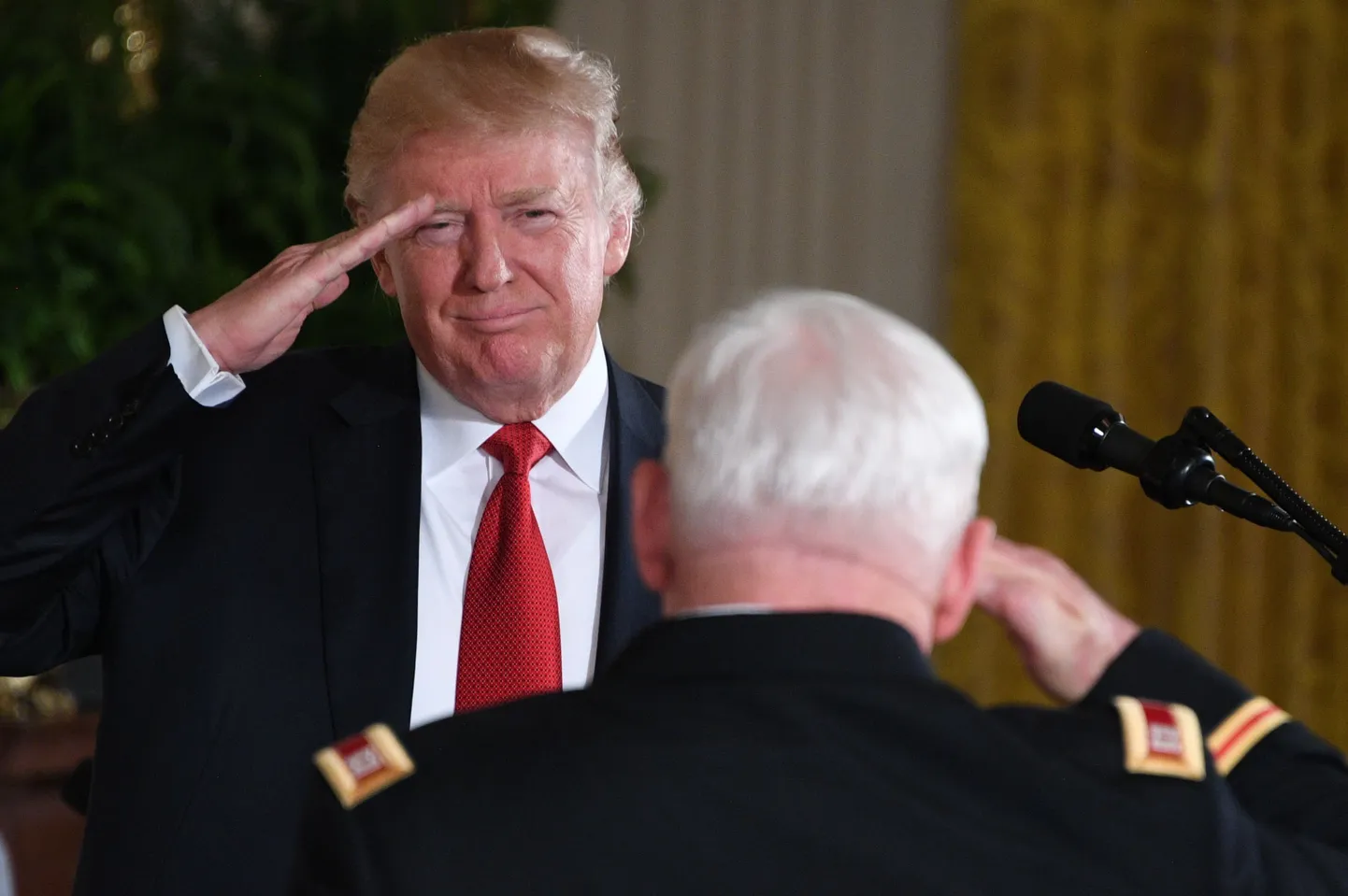 Donald Trump tervitamas sõjaveterani.