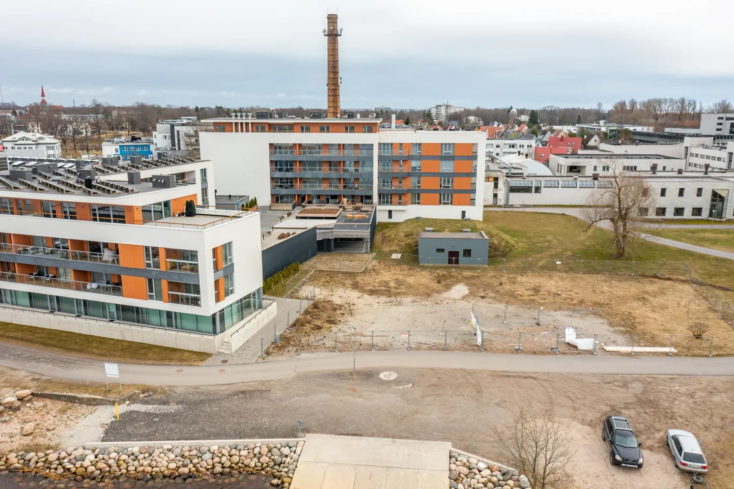 Pärnu enim kasutatav slipp paatide vette laskmiseks asub täpselt probleemse krundi kõrval ja krunti ennast on seni saanud kasutada parklana. Slipi ligipääsu säilitamiseks oleks Pärnu pidanud taotlema krundi endale, kuid ei teinud seda.