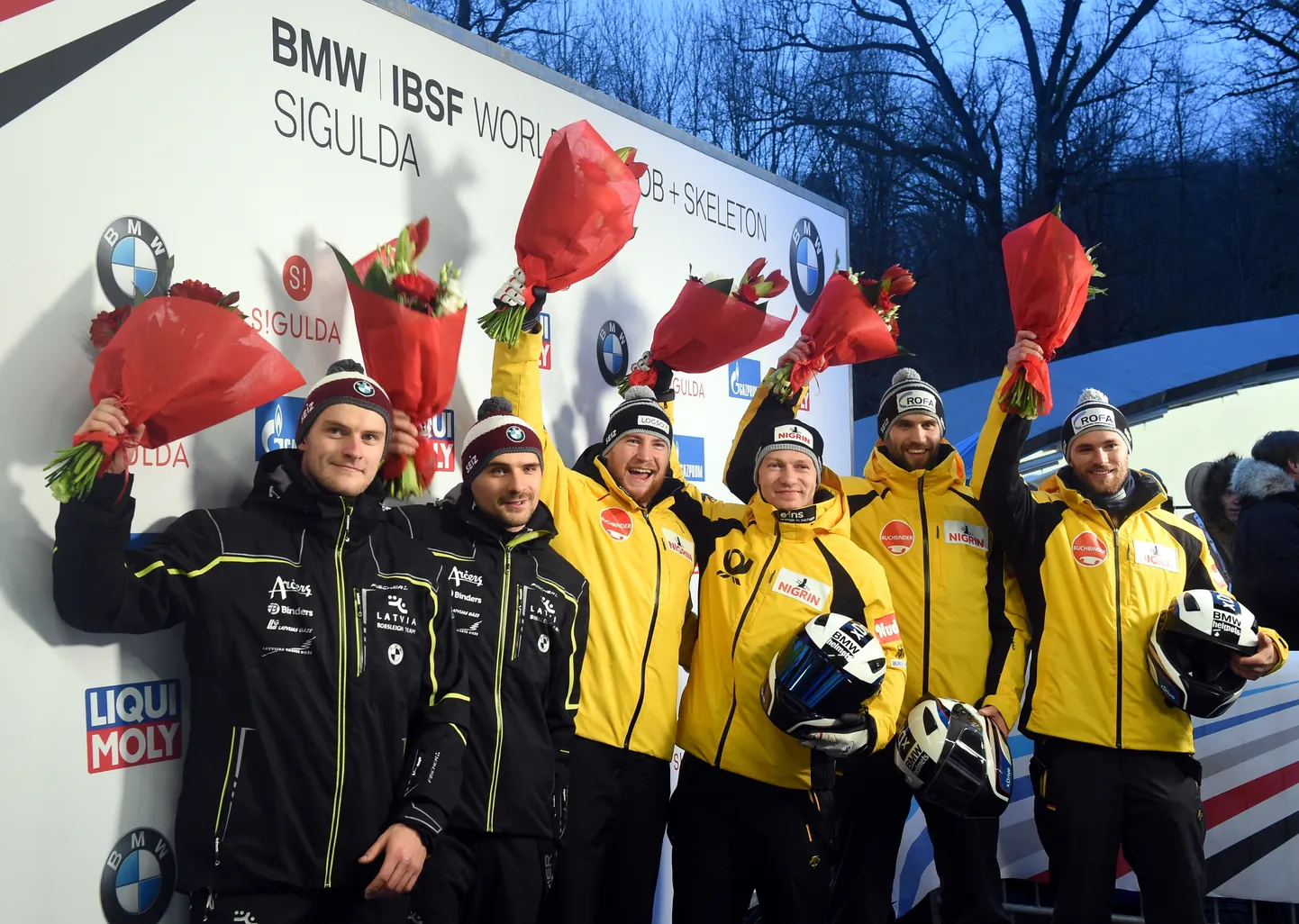 Vācijas bobsleja pilots Frančesko Frīdrihs (trešais no labās) uz goda pjedestāla Siguldā.