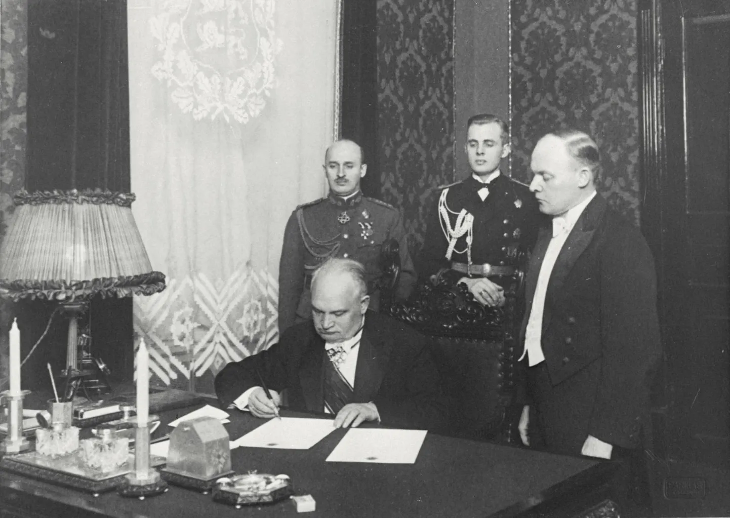 Riigivanem K. Päts kirjutab alla uue põhiseaduse maksmahakkamise aktile 24.01.1934.