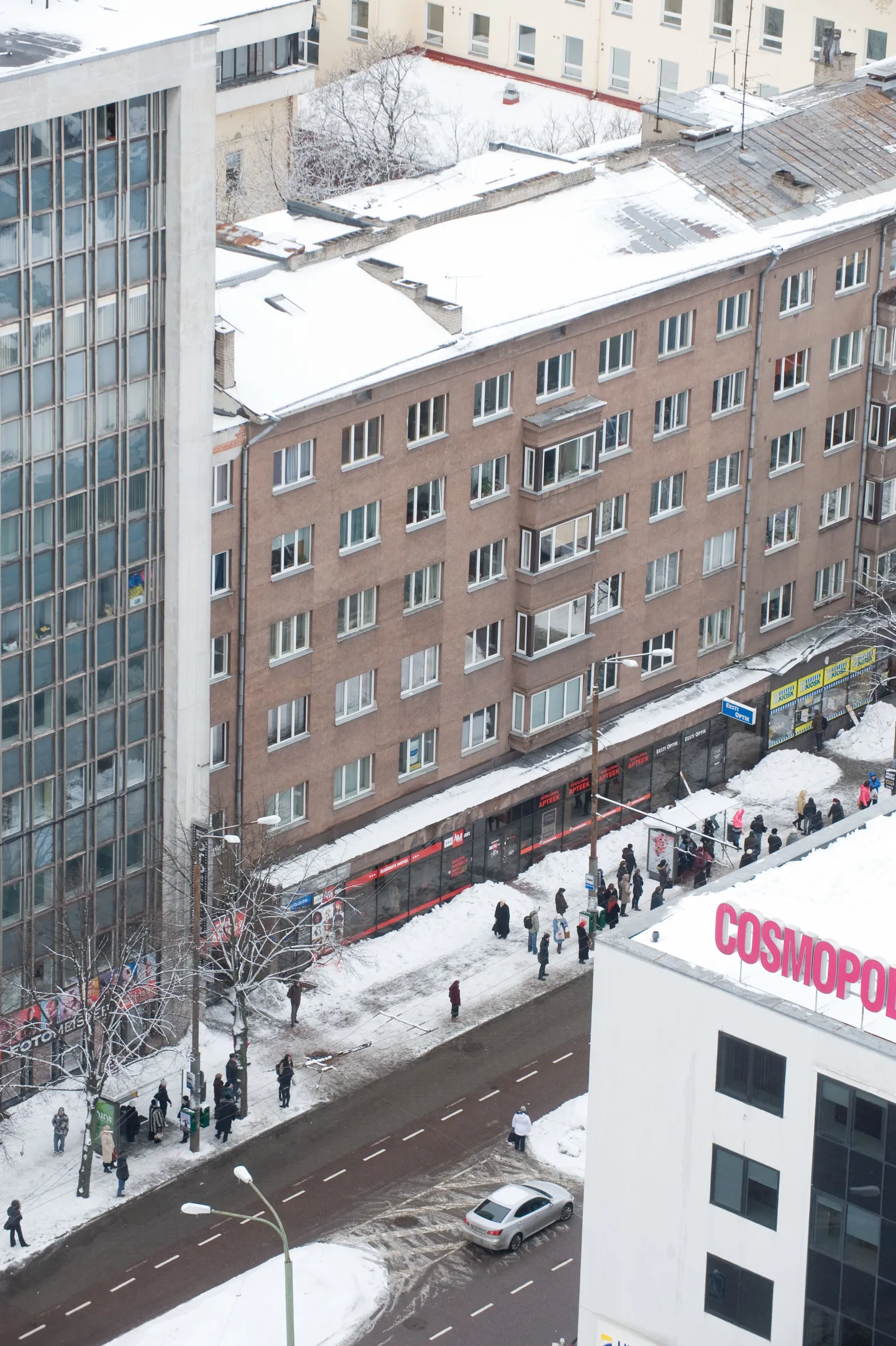 Kaubamaja trollipeatuses tabas katuselt kukkunud jäätükk 15-aastast tüdrukut.