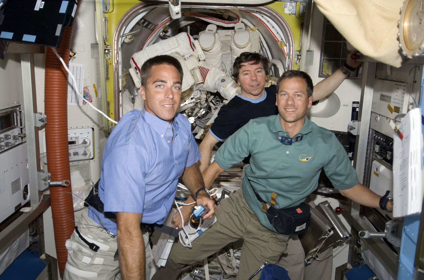 Astronaudid(vasakult paremale) Christopher Cassidy, Mike Barratt ja Tom Marshburn Rahvusvahelises kosmosejaamas töötamas