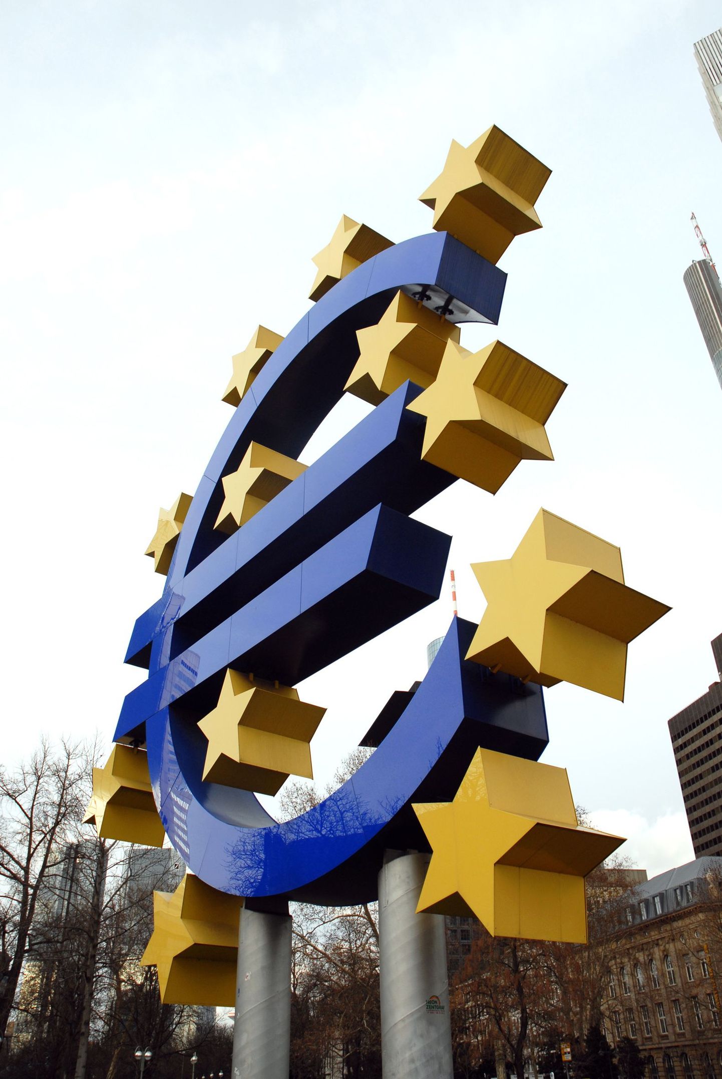 Euro tähis Euroopa keskpanga peahoone ees.