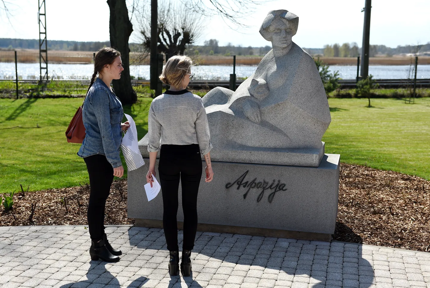 Tēlnieces Artas Dumpes veidotais piemineklis "Aspazija" pie Jūrmalas pilsētas muzeja filiāles "Aspazijas māja".