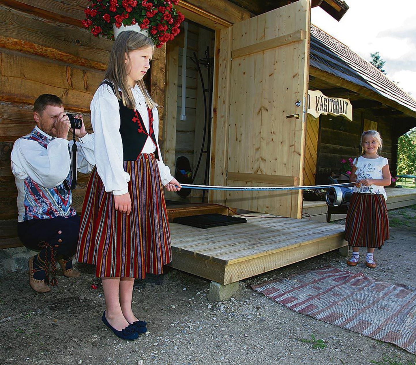 Lindi küla tähtsündmusel, käsitööaida avamisel, hoidsid linti Maria Aasmaa (vasakul) ja Christelle Sepp.