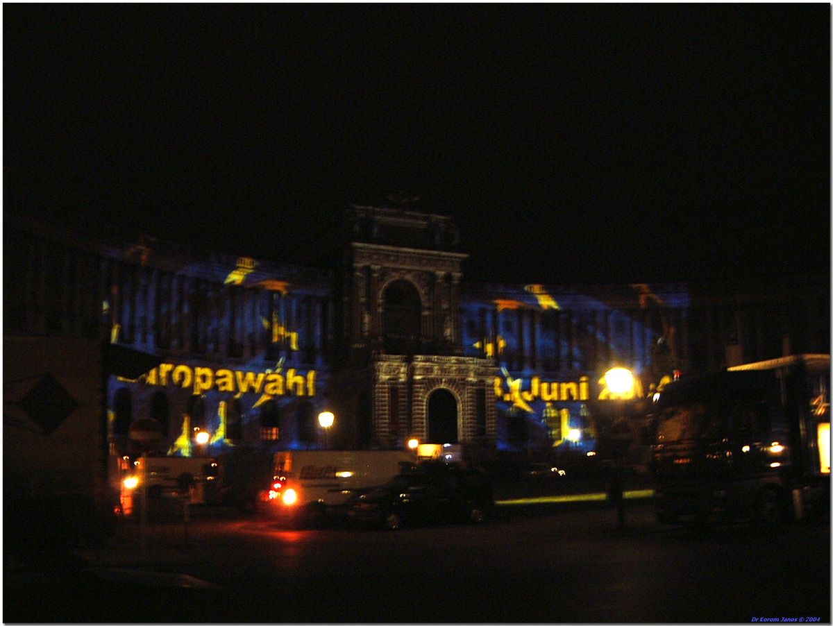 За день до официального расширения ЕС 1 мая 2004 года дворец Хофбург в Вене окрасился в цвета Евросоюза, а надпись на световой инсталляции призывала людей скоро идти голосовать на выборы в Европейский Парламент.