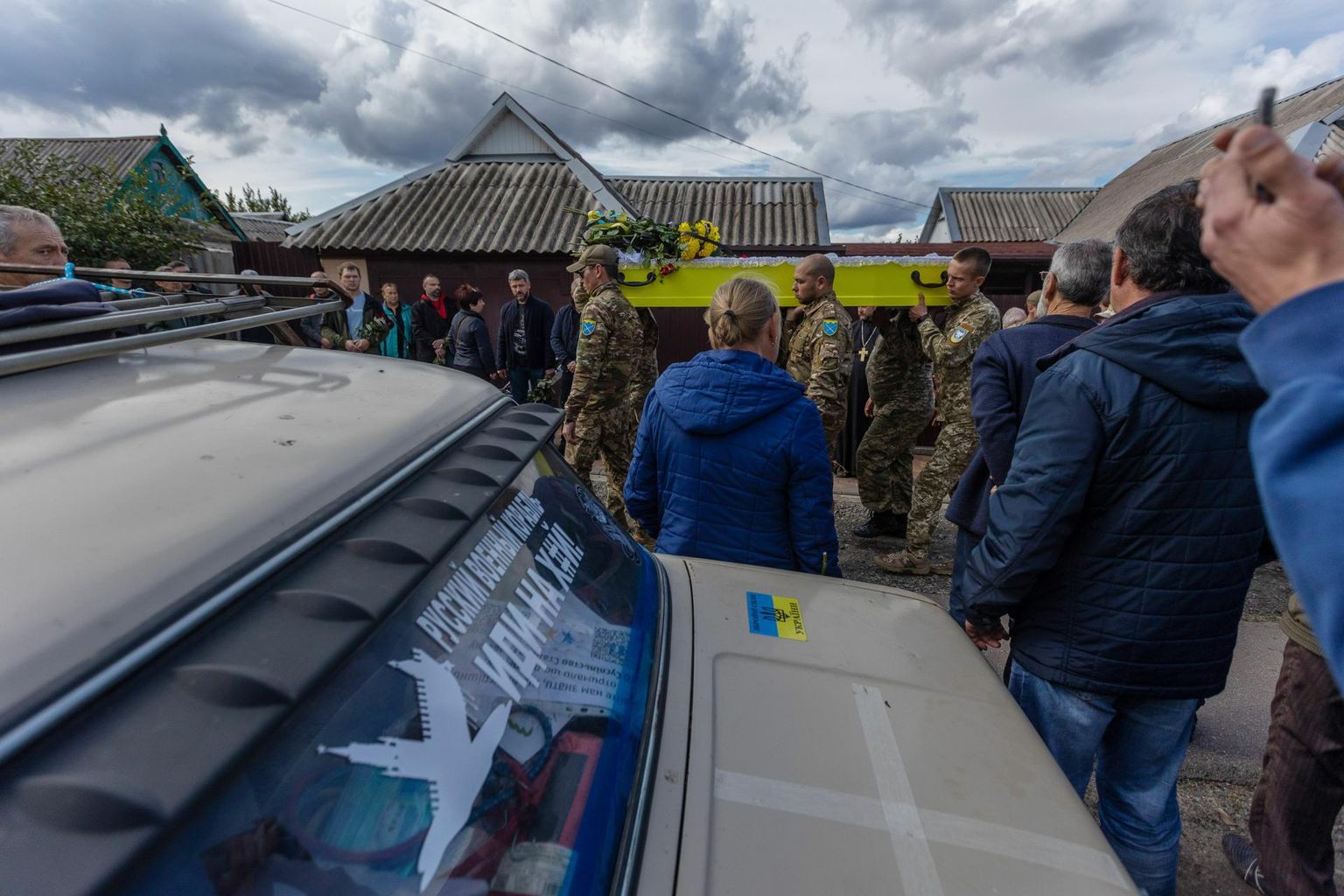 Ukraina sõdurid viimas langenud kaaslast Vladimir Linskit tema kodumajast laupäeval viimsele teekonnale. Maja ees seisval sõiduautol paistab kiri, mis saadab Vene sõjalaeva kõigile tuntud kohta.