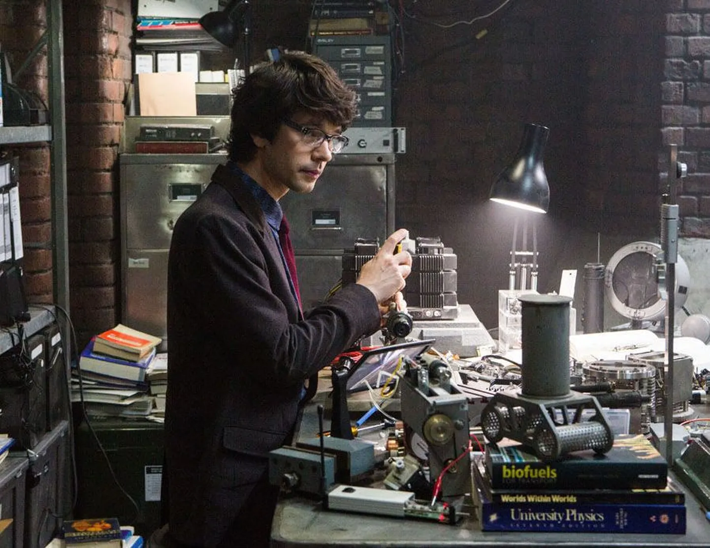 Kaader filmist «Spectre». Pildil Ben Whishaw Q rollis