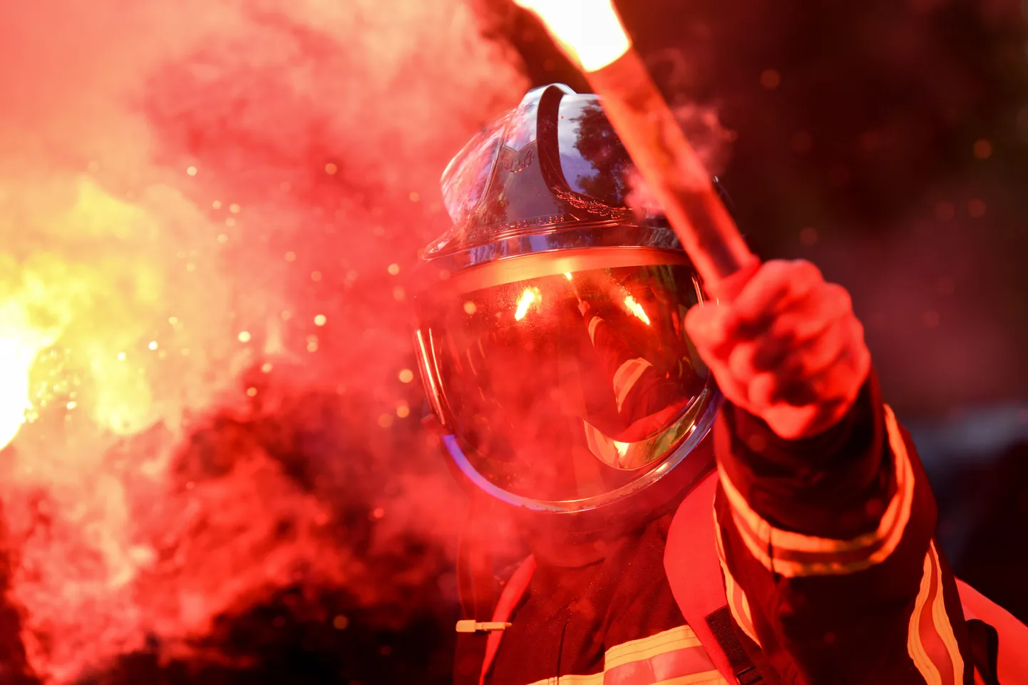 Tuletõrjuja Pariisi meeleavaldusel.
