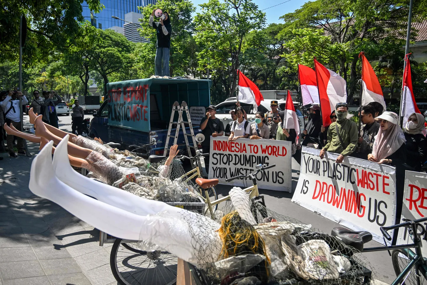 Keskkonnaaktivistid Ida-Jaaval protestimas Austraalia peakonsulaadi ees, sest Austraalia ekspordib oma plastikjäätmed Indoneesiasse. (Photo by JUNI KRISWANTO / AFP)