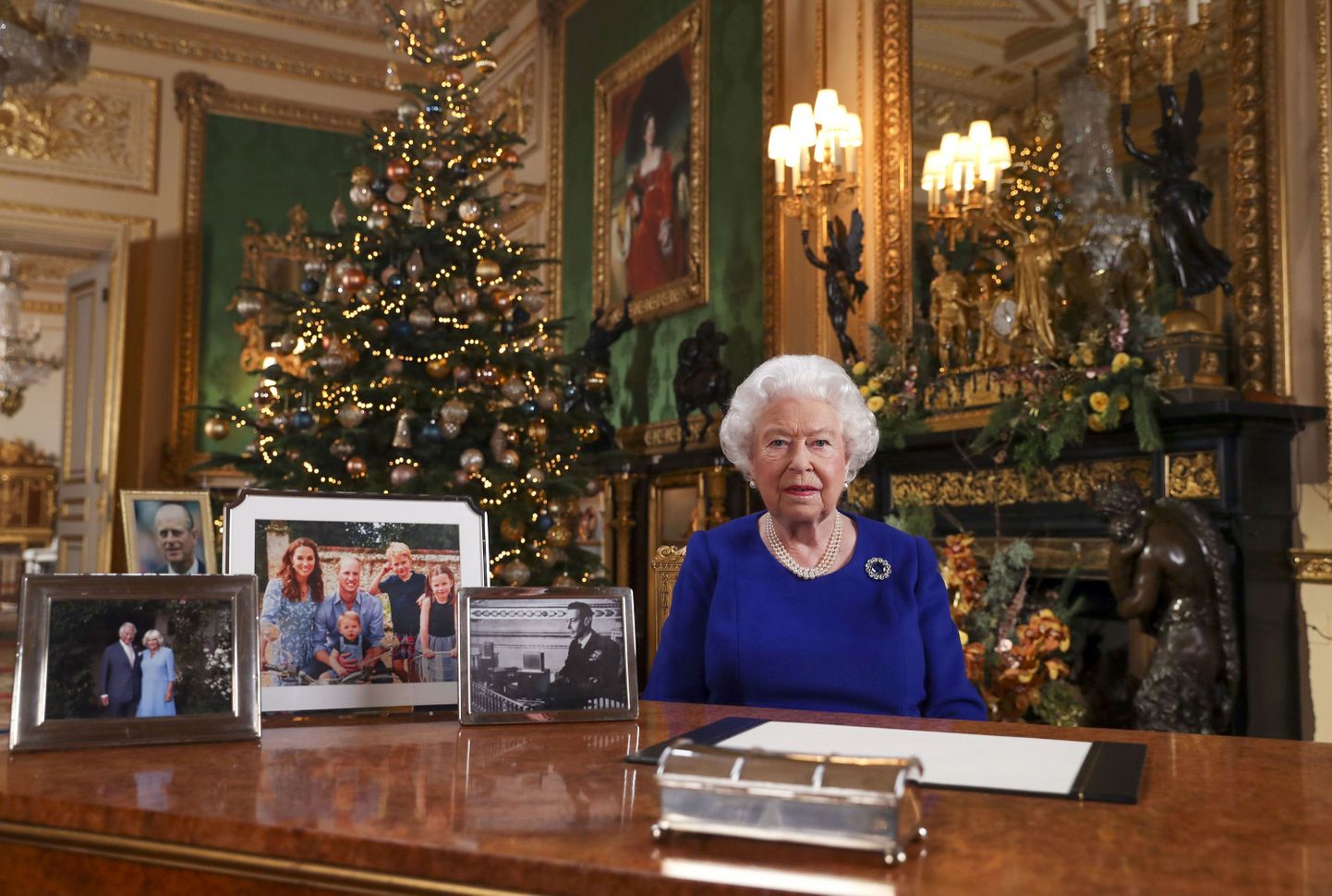 Kuninganna Elizabeth II lindistamas oma iga-aastast jõululäkitust 24. detsembril Windsori lossis.
