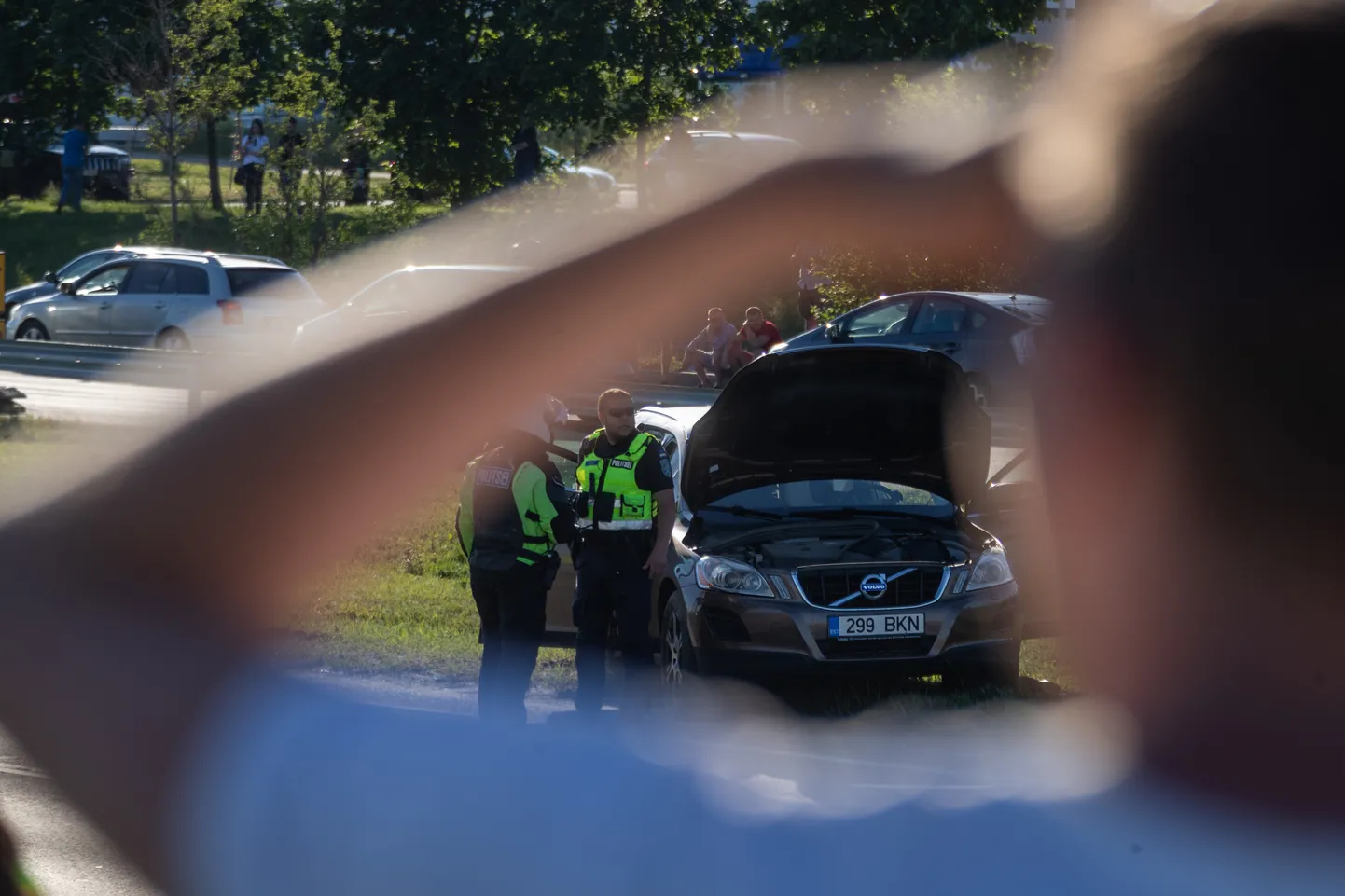 Laupäeva õhtupoolikul kella poole seitsme paiku toimus Tallinnas Laagna teel liiklusõnnetus raskelt vigastatute ja ühe hukkunud jalakäijaga.