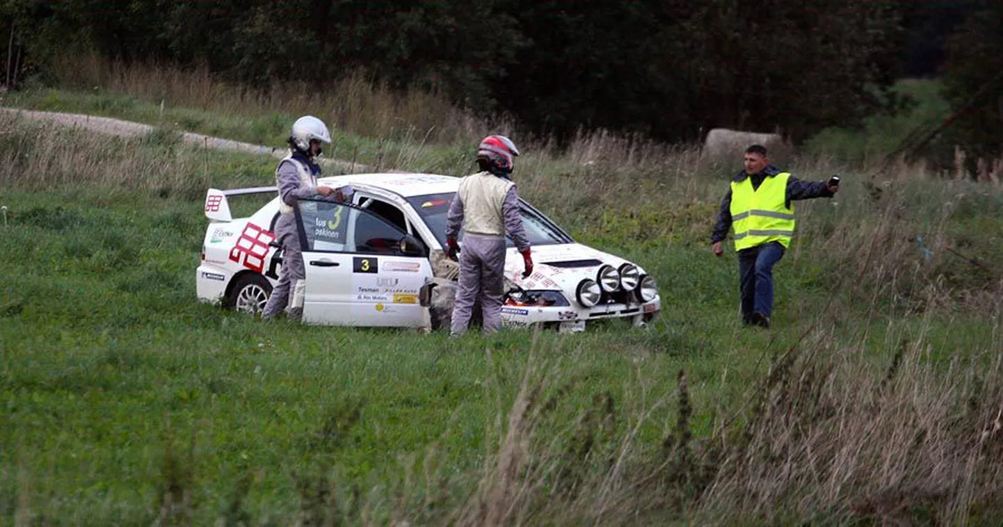 UKU Mulgi ralli esimese päeva avakatsel rajalt välja sõitnud Rainer Aus ja Simo Koskinen jätkavad teist päeva superallis.