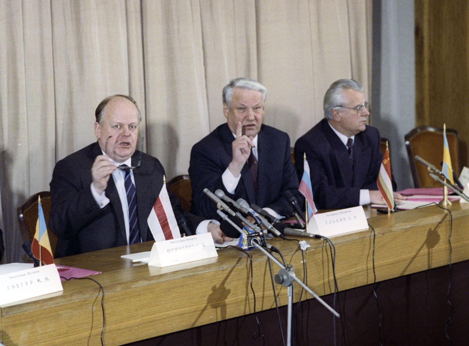 Belovežki lepingule andsid allkirja Valgevene ministrite nõukogu juht Stanislav Šuškevitš, Venemaa president Boriss Jeltsin ja Ukraina president Leonid Kravtšuk
