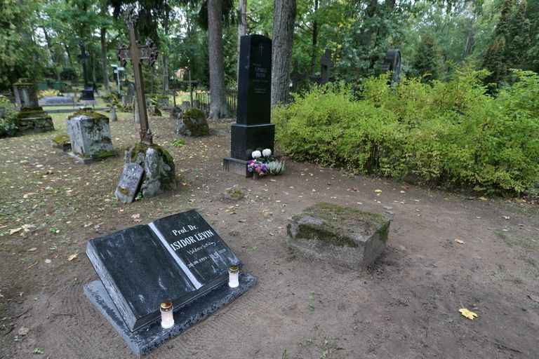 Siit mustast raamatust mitte kaugel paremal, rohelise heki taga, on ka Uku ja Eha Masingu hauaplats. Tudengina elas Isidor Levin üürilisena just Uku Masingu kodus, saades talt palju mõjutusi terveks eluks.