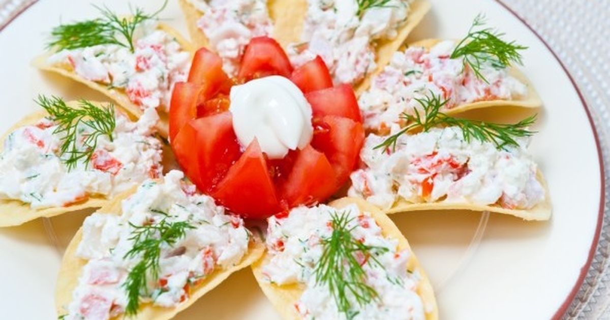 Рулет из лаваша с крабовыми палочками, сыром и огурцами