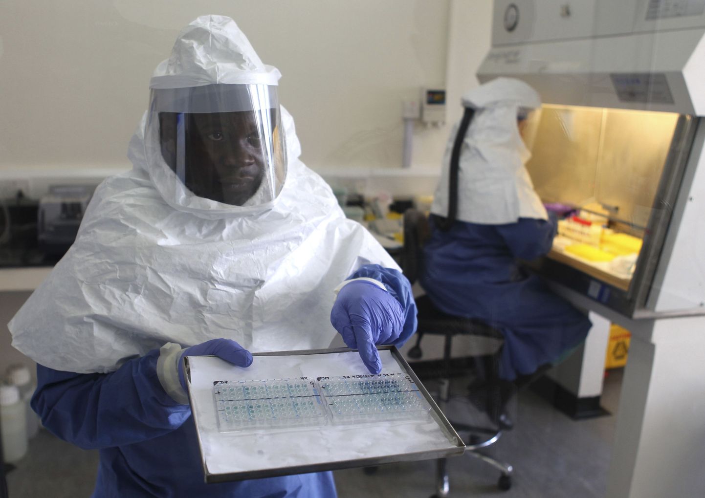 Uganda arst mõne nädala eest nende riigist kogutud ebolaviiruse näidistega.