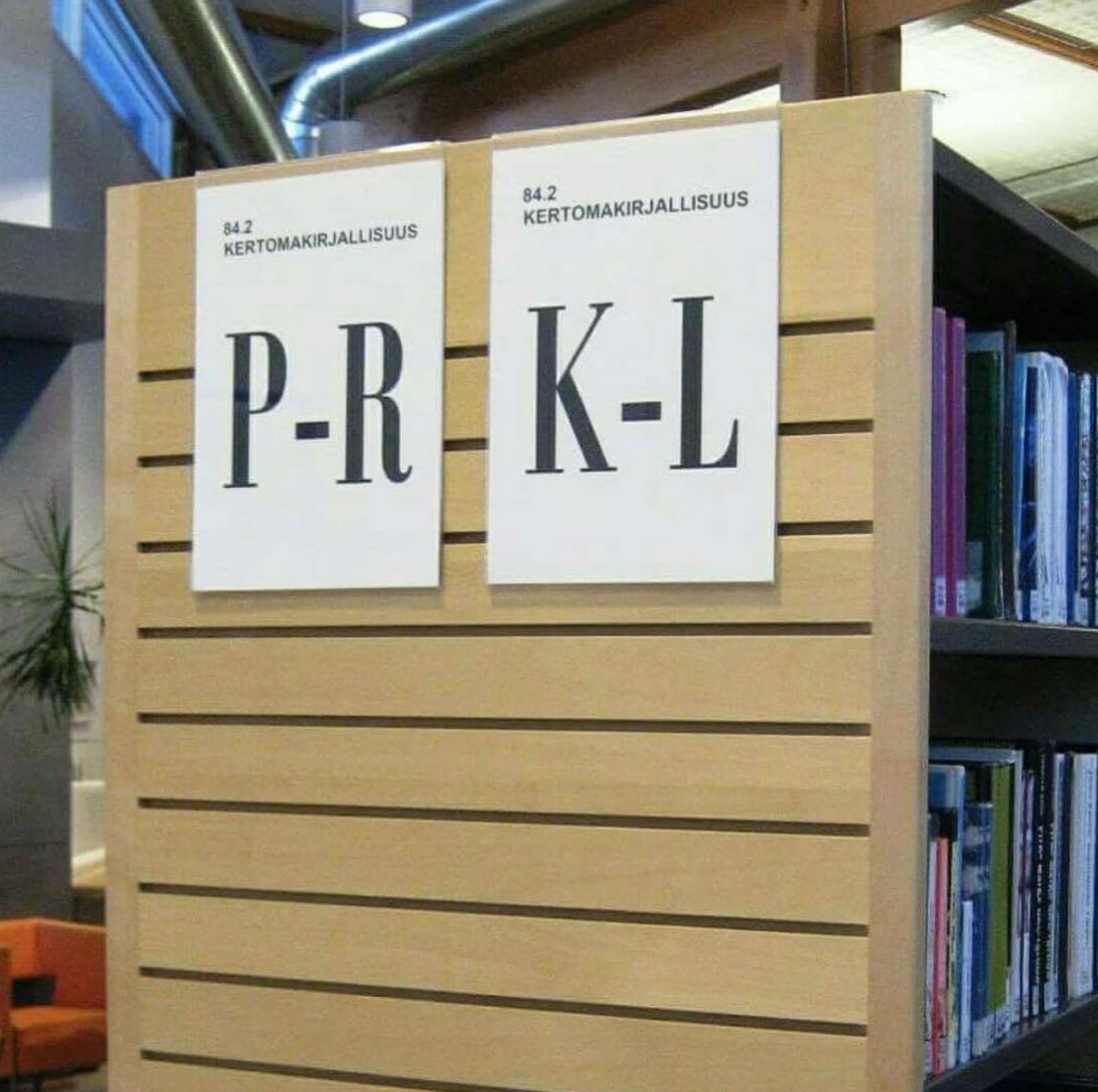 Joel Willamsi kaamerasilma ette jäid tavalise Soome raamatukogu riiulid, kus lugemisvara kenasti tähestiku järjekorda seatud. Ent kui nende nelja tähe vahele pikkida mõned E-tähed, saab kokku vandesõna, mis on Soomes igapäevaselt kasutusel ja levinud ka üle riigi piiride.