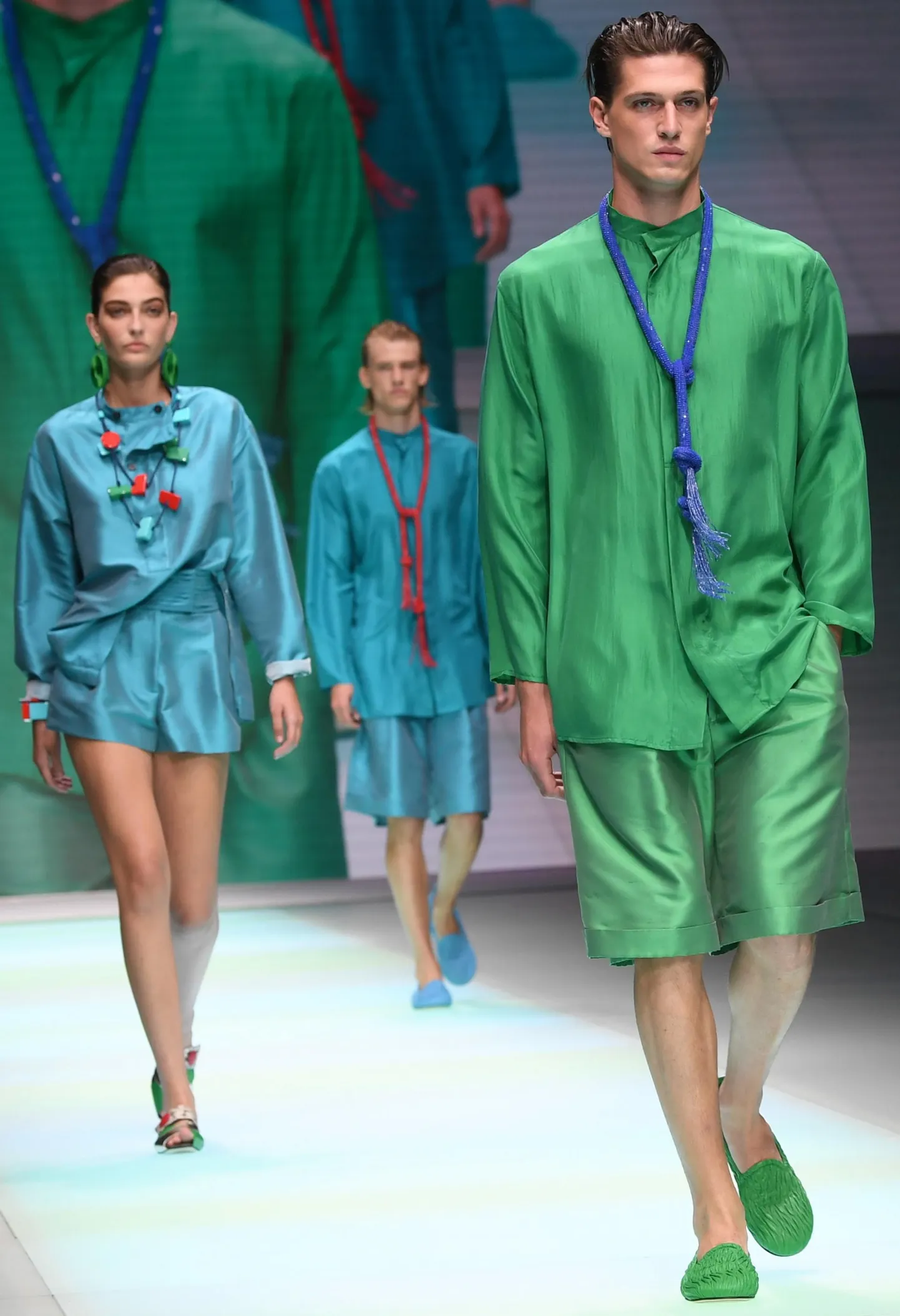 Uus ja intrigeeriv – lühikeste pükstega kerge ülikond nii härradele kui daamidele. Emporio Armani, Milano moenädal